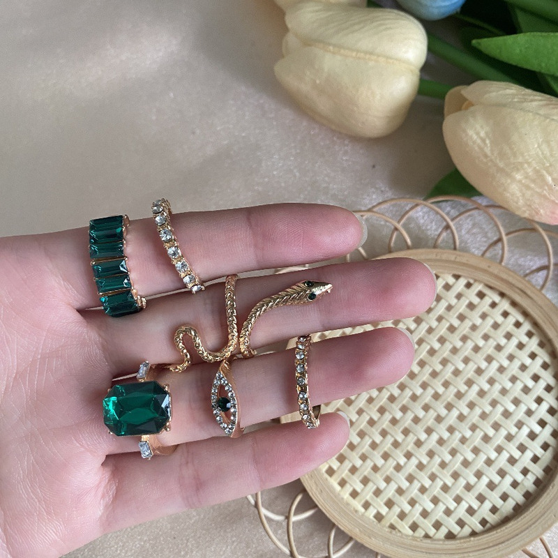 Fashionable green diamond studded snake shaped set emerald high-end niche ring