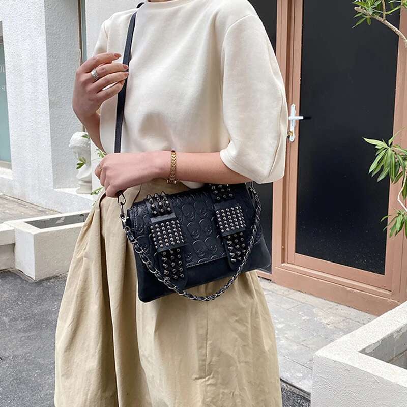 Vintage Skull Rivet Shoulder Women PU Leather Black Crossbody Designer Flap Messenger Bag New Fashion Lady Handbag Bolso