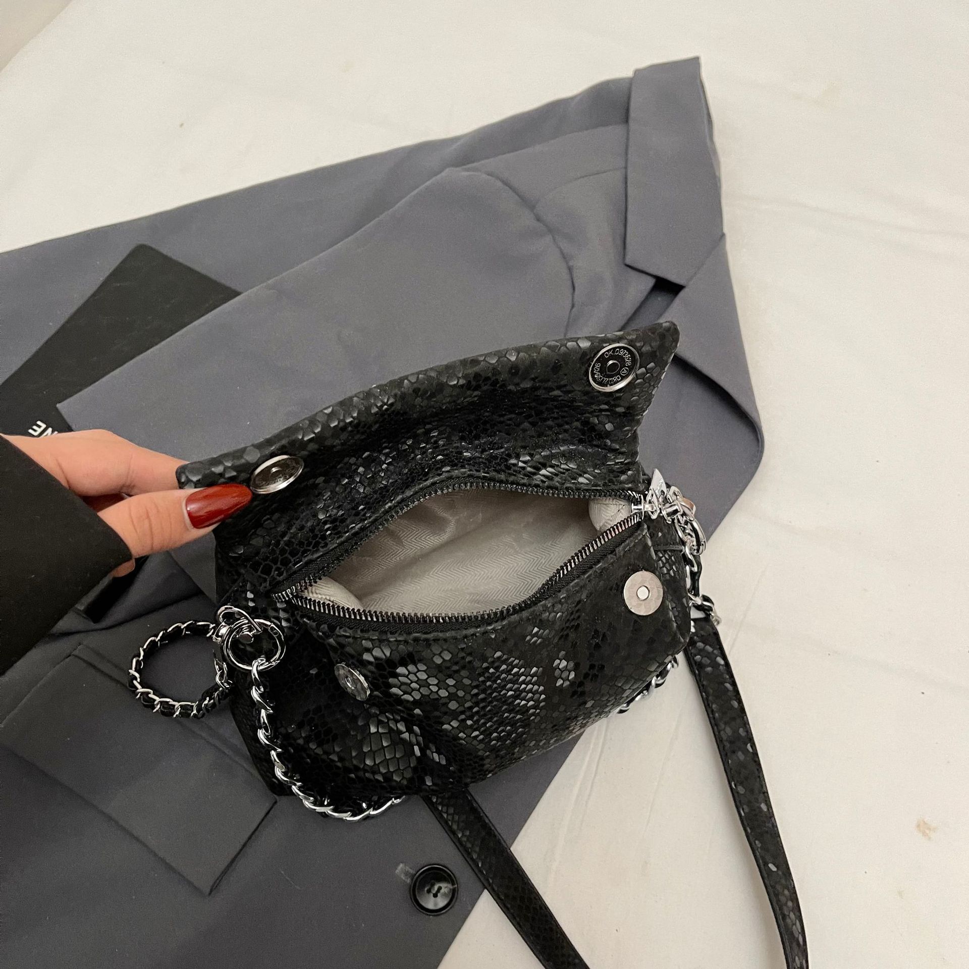 Designer Pack Women S Snake Patterned Chain Women S New Magnetic Buckle Letter Pillow Bag Summer Single Shoulder Crossbody Bag Free Shipping