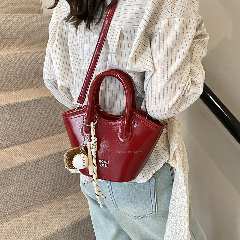 2025 Free Shipping Designer Bag, French Style, Niche Women's Handheld Bucket Shoulder Bag, Network Trend, Fashion, High-quality Handbag Shopping 