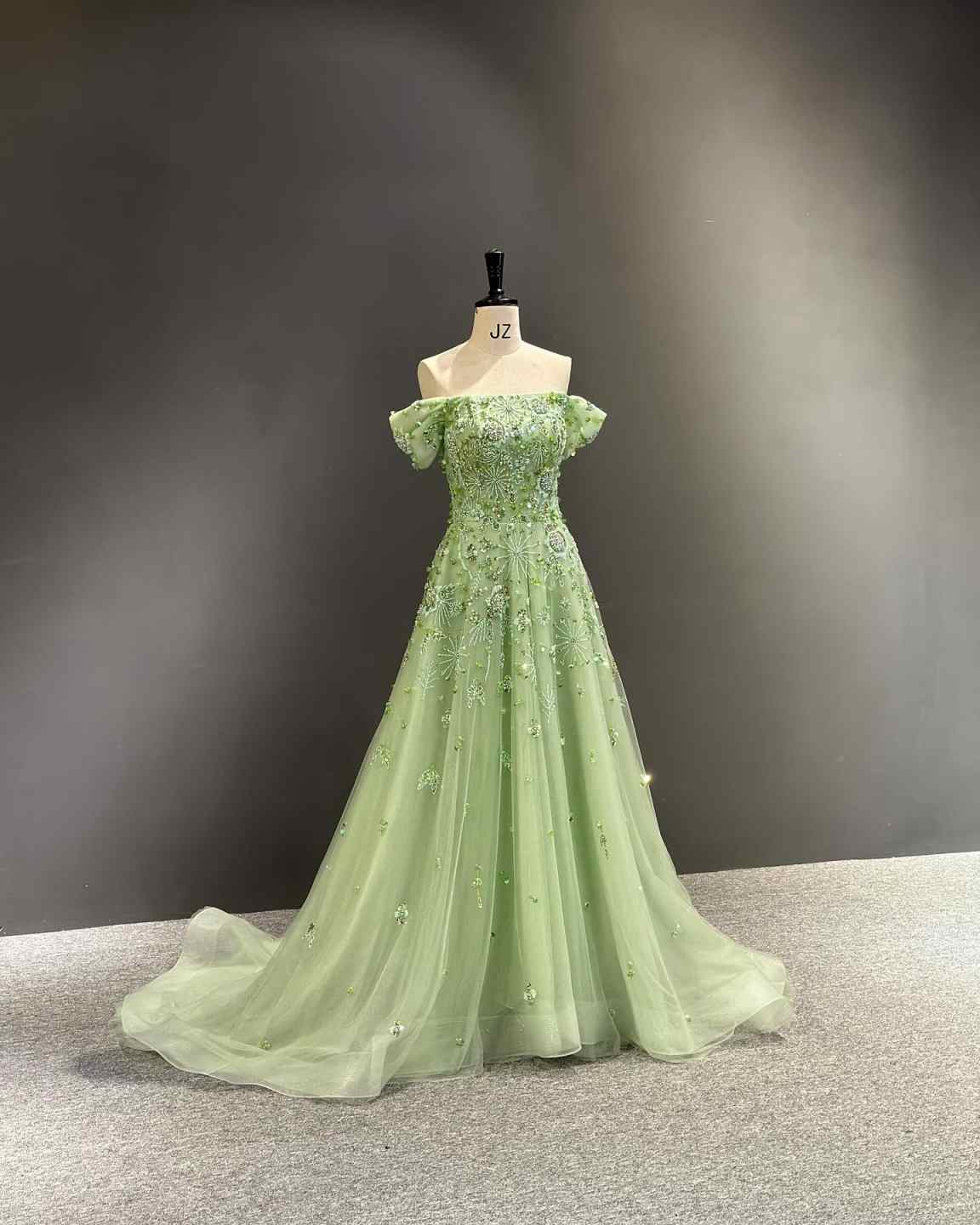 Graceful Green Prom Dresses A-Line Off The Shoulder Sequins Appliques Customized Zipper Court Gown Evening Dress Plus Size Vestido De Noite