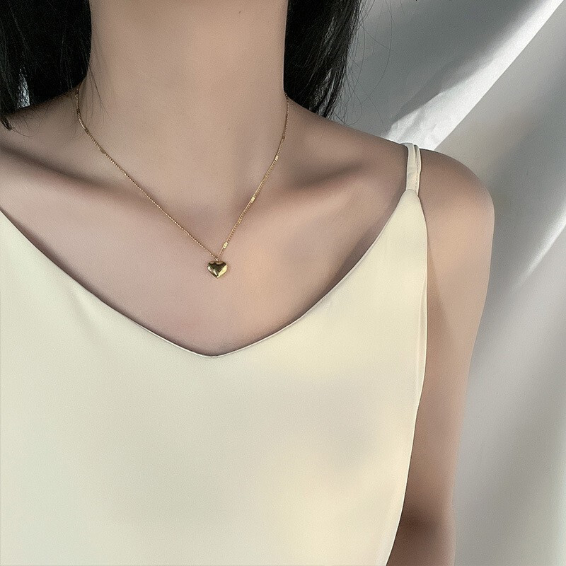 New exquisite love pendant from Japan and South Korea, simple metal peach collarbone chain necklace, with temperament heart necklace