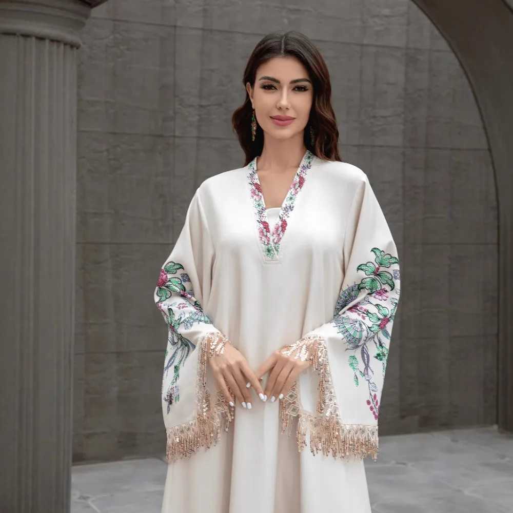Dubai Muslim womens abaya. It is a fashionable and elegant dress in Arabic style with a V-neck embroidered patterns and tassels X250514