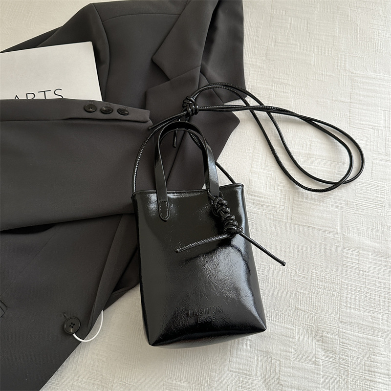 Free Delivery Designer Bag Small Holding Mobile Phone Fashionable And Versatile For Women Silver High End Feeling 2025 New Summer Handheld Shoulder Cr
