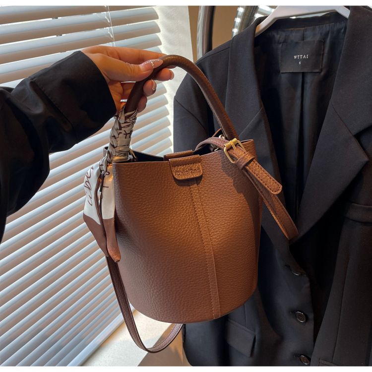 New Soft Leather Minimalist Designer Bag, Women's Shoulder Bag, Lychee Patterned Bucket Baozi Mother Bag, 2025 Fashionable Large Capacity Crossbo