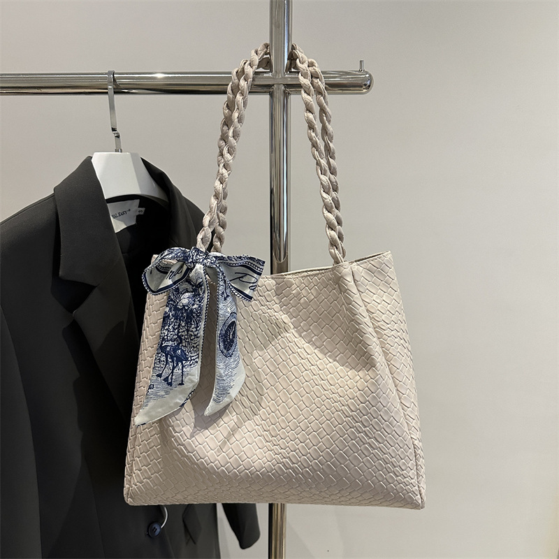 High End Internet Celebrity Women's Large Capacity Fashionable Textured Shoulder Bags New Free Delivery Designer Bag Popular Commuting Luxury Bag
