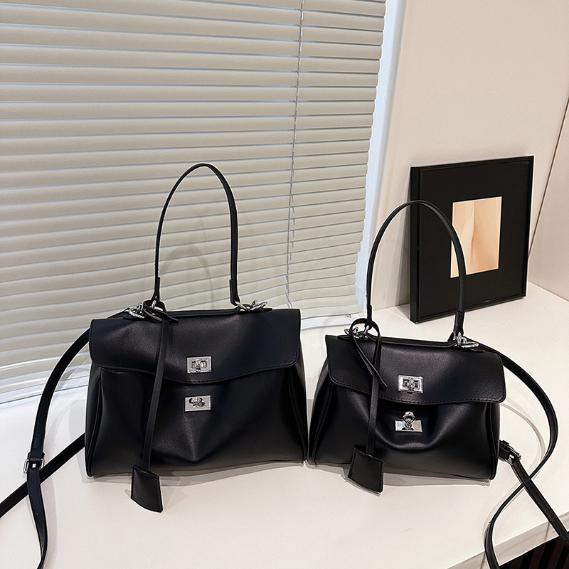 2025 New Free Delivery Designer's Bag Beach Bag Simple And Large Capacity Handheld Underarm For Women's Casual Fashion Trend Single Shoulder