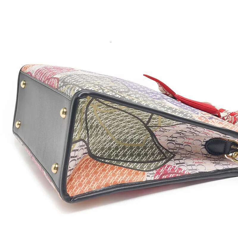 CH Brand Women's Design Handbag Letter Buckle Large Capacity Bag Elegant Crossbody Fashion Versatile Durable Package