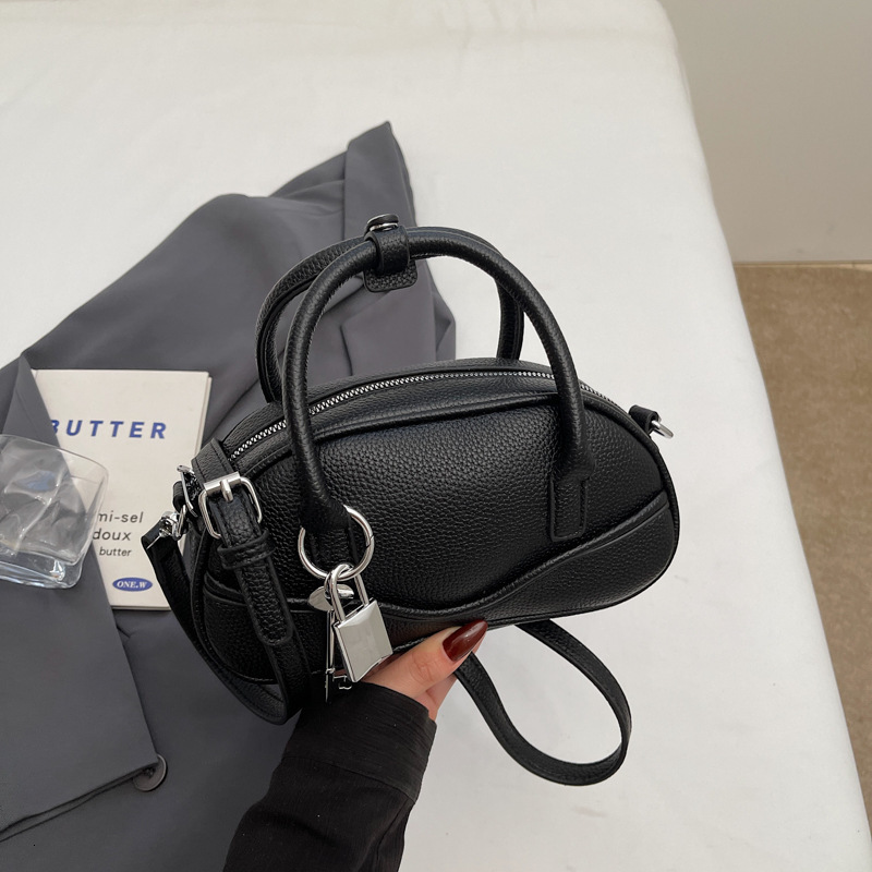 2025 New Style Bag Fashion and Niche Design Portable Bowling Designer New Style Korean Commuter Crossbody Bag Simple Trendy Pillow Bag Hundred Handhel