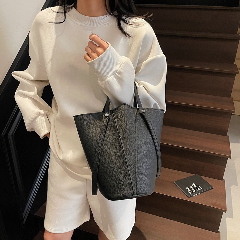 Light luxury niche high-end handbag women's 2025 new super hot water bucket vegetable basket versatile single shoulder crossbody bag