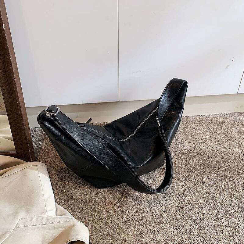 2025 New Large Capacity Dumpling Casual Single Shoulder Commuter Crossbody Bull Horn Fashion Bag