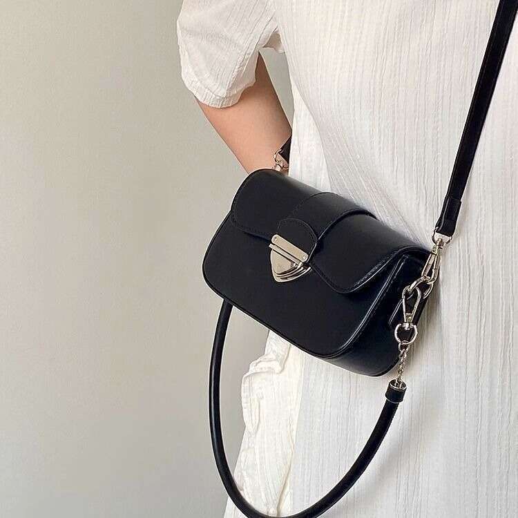 2024 Niche Design New Women's Fashion Buckle Underarm Versatile Single Shoulder Crossbody Bag