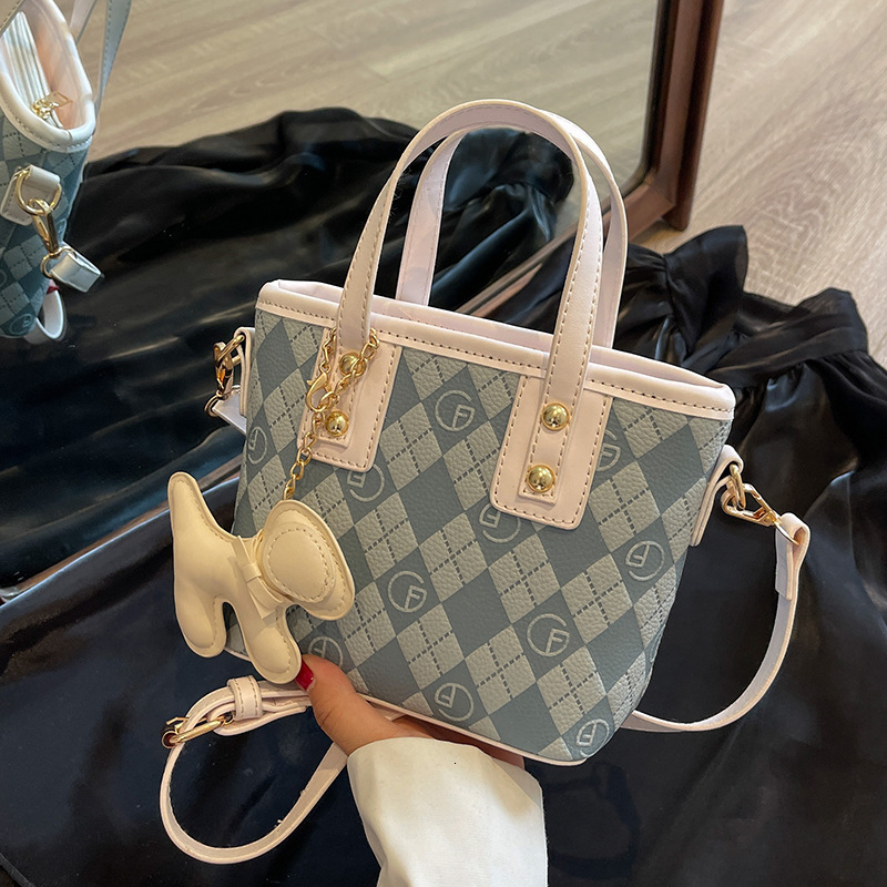 2025 New Style Bag Korean Women's Western Style New Slant Body Small Bag Designer High end Feeling Light Luxury Diamond Grid Handheld Bucket Bag 