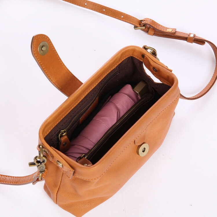 2025 New Genuine Women's Top Layer Cowhide Clip Bag, Casual Vegetable Tanned Leather Box, Mouth, Gold Fan, You Crossbody Bag