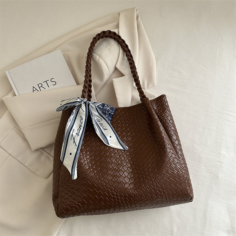High End Internet Celebrity Women's Large Capacity Fashionable Textured Shoulder Bags New Free Delivery Designer Bag Popular Commuting Luxury Bag