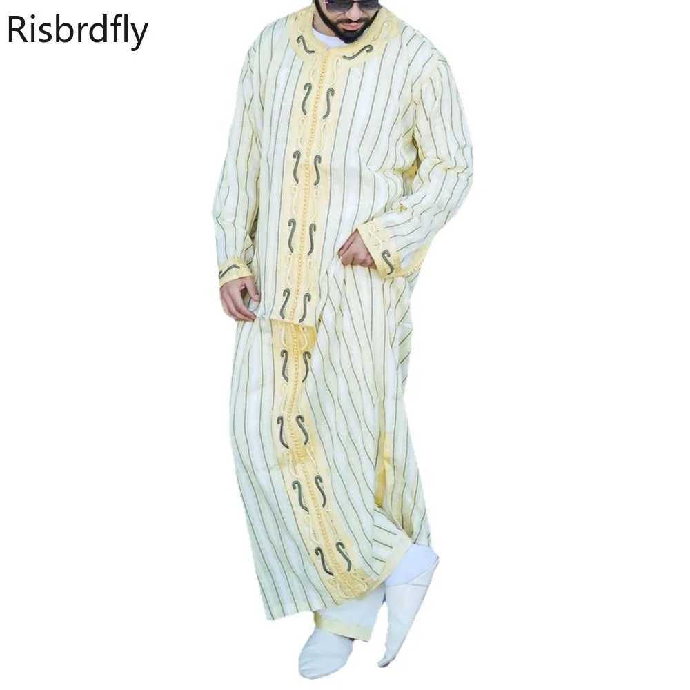 2021 New Fashion Style African Men Long Sleeve V-neck Plus Size Long Robes African Clothes for Man M-4XL X250514