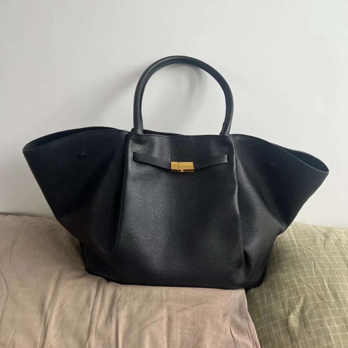 2025 Capacity Wing Bags High-End Leather Dumpling Shape Design Large Shoulder Slanting Cross New Ladies Handbags