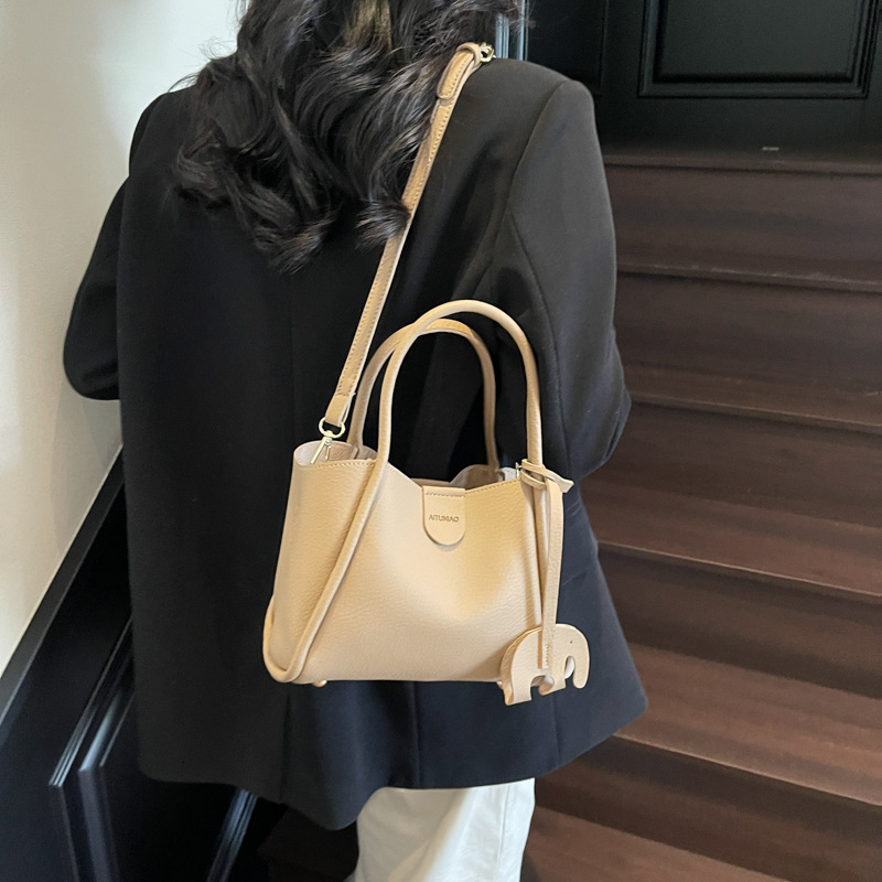Vegetable Basket Handbag for Women 2025 New Spring/Summer Simple Water Bucket Steamed Bun Mother Advanced Sensory Communication Qin Crossbody Bag