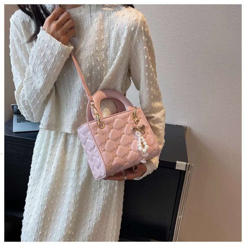 Classic Diana New Shoulder Fashionable Lingge Girl Crossbody Bag Simple and Versatile Embroidered Pearl Ladies Handbag