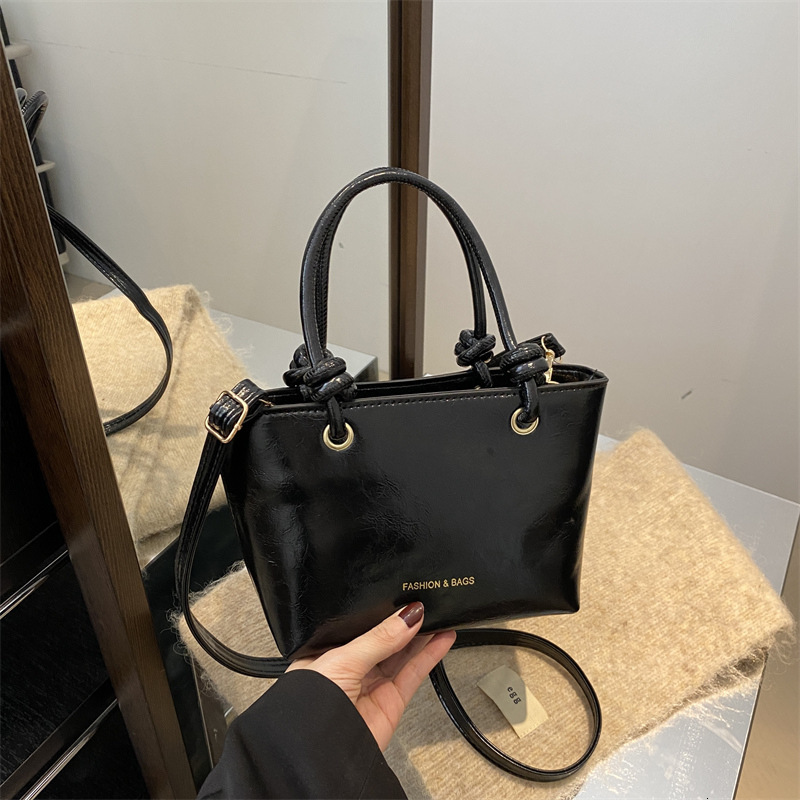 New Free Delivery Designer Bag Minimally Designed Bucket Women With Large Capacity For Spring And Summer 2025 Niche Commuting Bag Luxury Bag Shoulder 