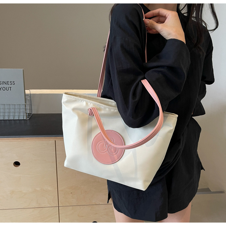 Handheld contrasting crossbody bag for women in the summer of 2025, new Korean Instagram trendy Oxford cloth shoulder bag, niche fashion