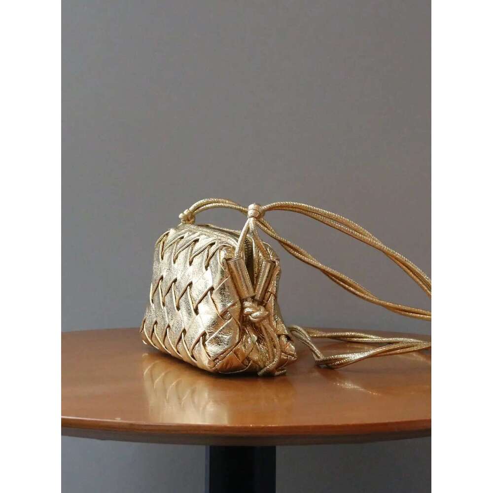new handbag fashion trend burst crack gold woven emed slung Joker mini mobile phone bag shoulder str