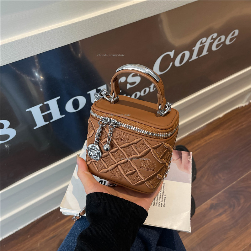 Fashion Women's Shoulder Bag Free Shipping Designer Bag Lingge Chain Suitcase Square Bag Embroidered Shoulder Bag New Phone Lipstick Storage Make