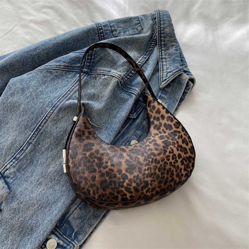 Beautiful Crescent Personalized And Trendy One Shoulder Crossbody 2025 New Luxury Bag New Free Delivery Designer Bag Fashionable Bag Women's Casu