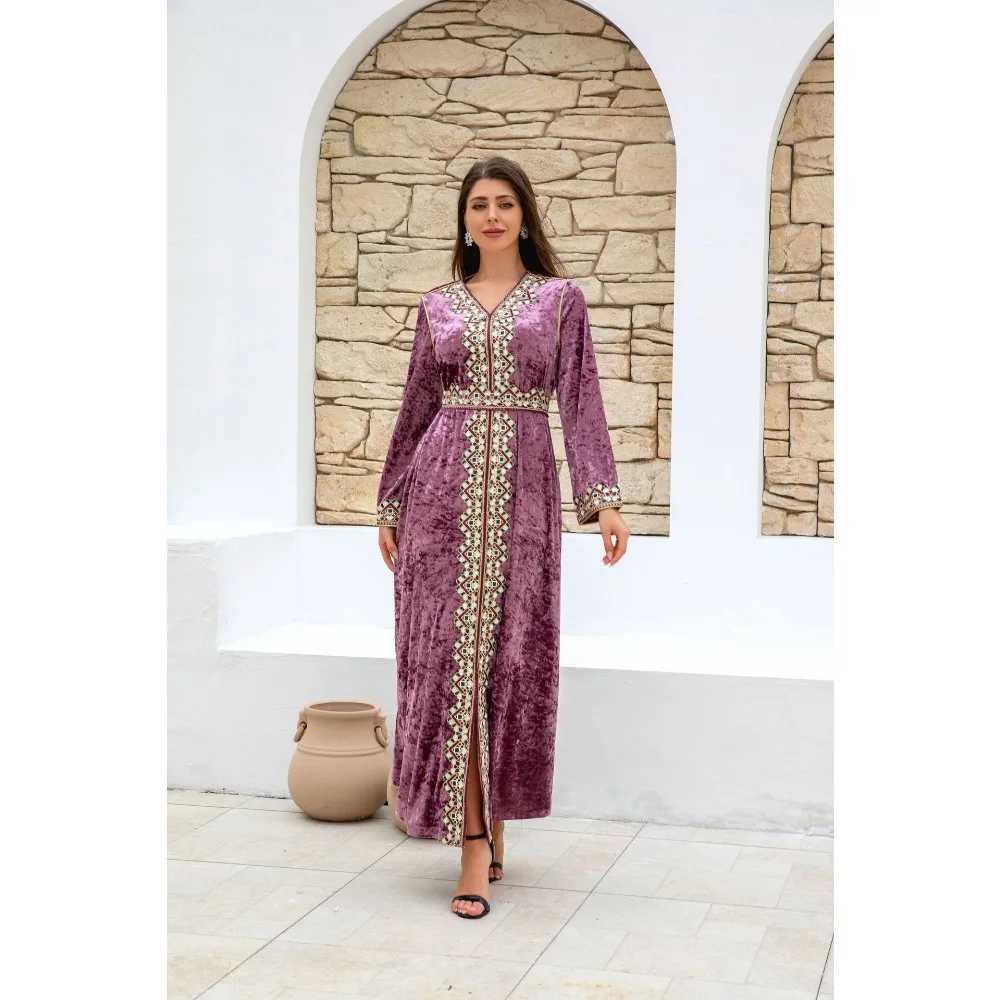 2025New Muslim Kaftan Women Fall Winter Velvet Robe Luxury V-neck Dress Lady Long Slve Embroidery Party Clothes Abaya Dubai X250514