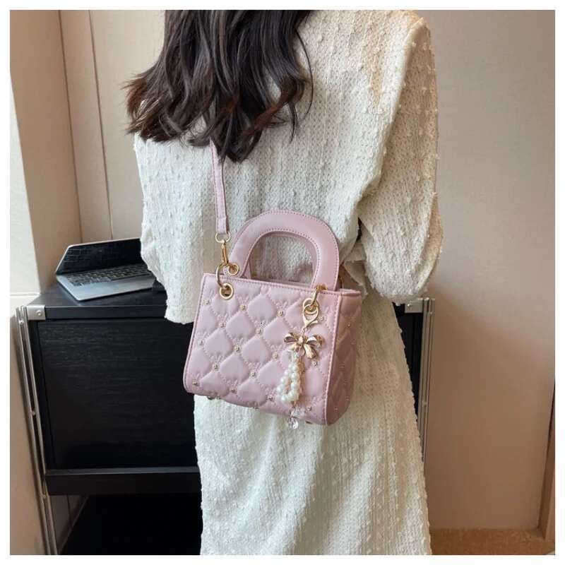 Classic Diana New Shoulder Fashionable Lingge Girl Crossbody Bag Simple and Versatile Embroidered Pearl Ladies Handbag
