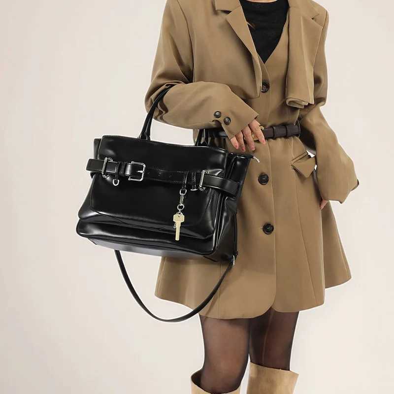 New and neutral lazy style large capacity tote bag luxury designer PU leather cmuter bucket off-road bag and shopper wallet Z250514