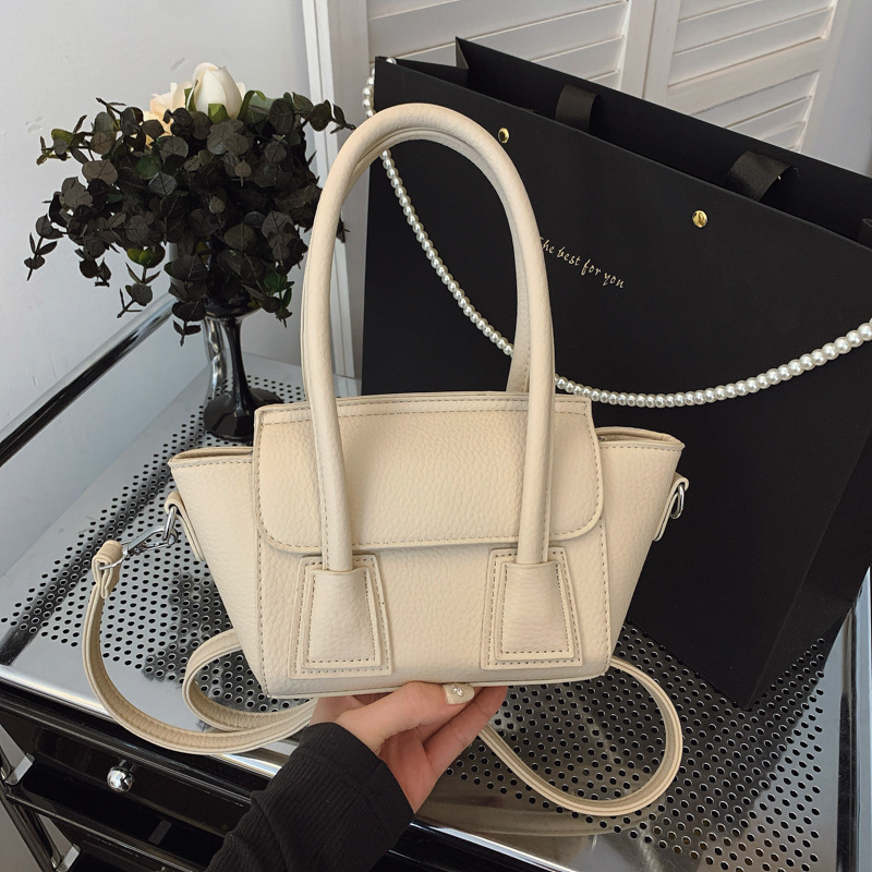 Korean version of niche design, simple and versatile single shoulder handbag, women's 2025 summer new fashionable commuting crossbody bag