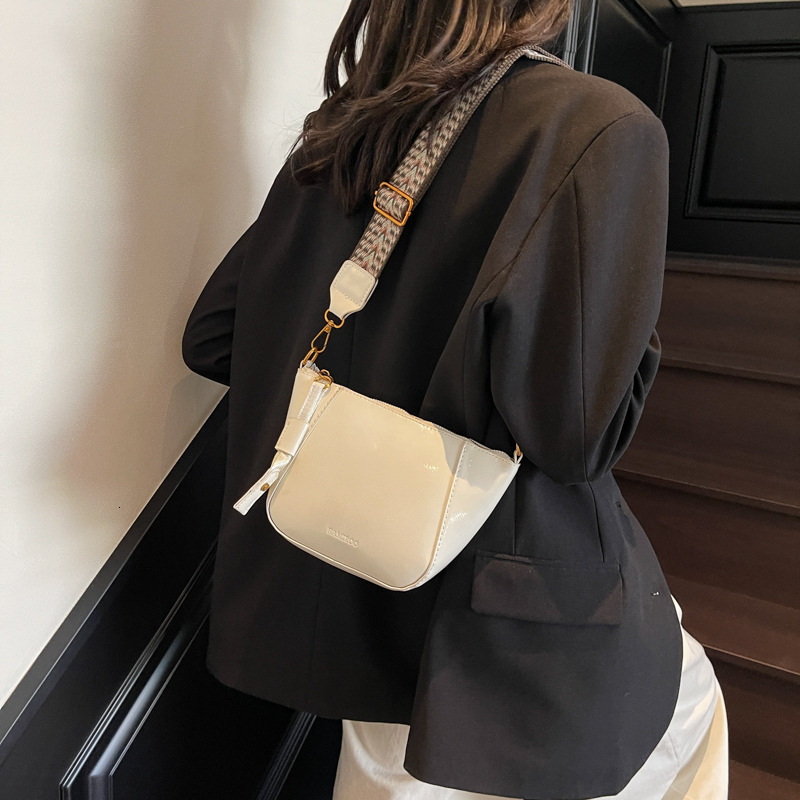 Small lightweight dumpling for women 2025 new wide strap single shoulder crossbody autumn and winter simple saddle bag