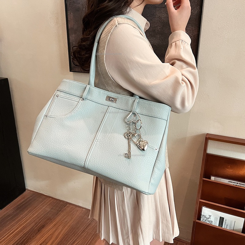 2025 Free Shipping Designer Women's Bag High Quality Fashion Leisure Niche Pocket Handbag Work Commuter Single Shoulder Crossbody Bag Large Shopp