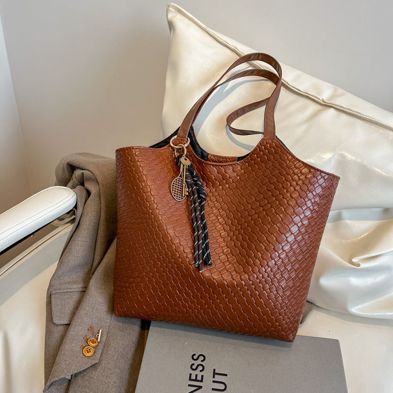 Women's Large Capacity Shoulder New Free Delivery Designer Bag Winter New Versatile Commuting Armpit Popular Luxury Bag This Year Tote Bag Trend