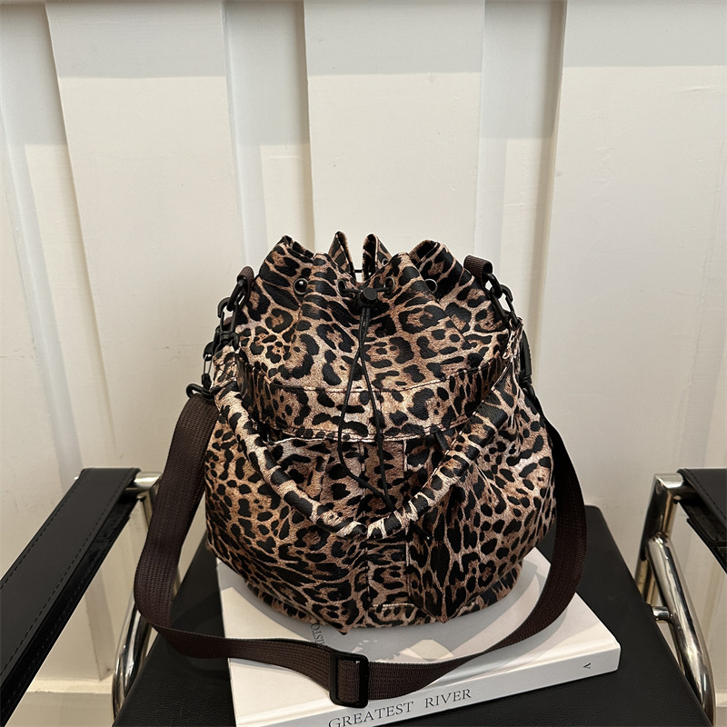 Free Delivery Designer Bag This year's popular fashion Korean version single shoulder crossbody 2025 winter new versatile ins leopard print Weste