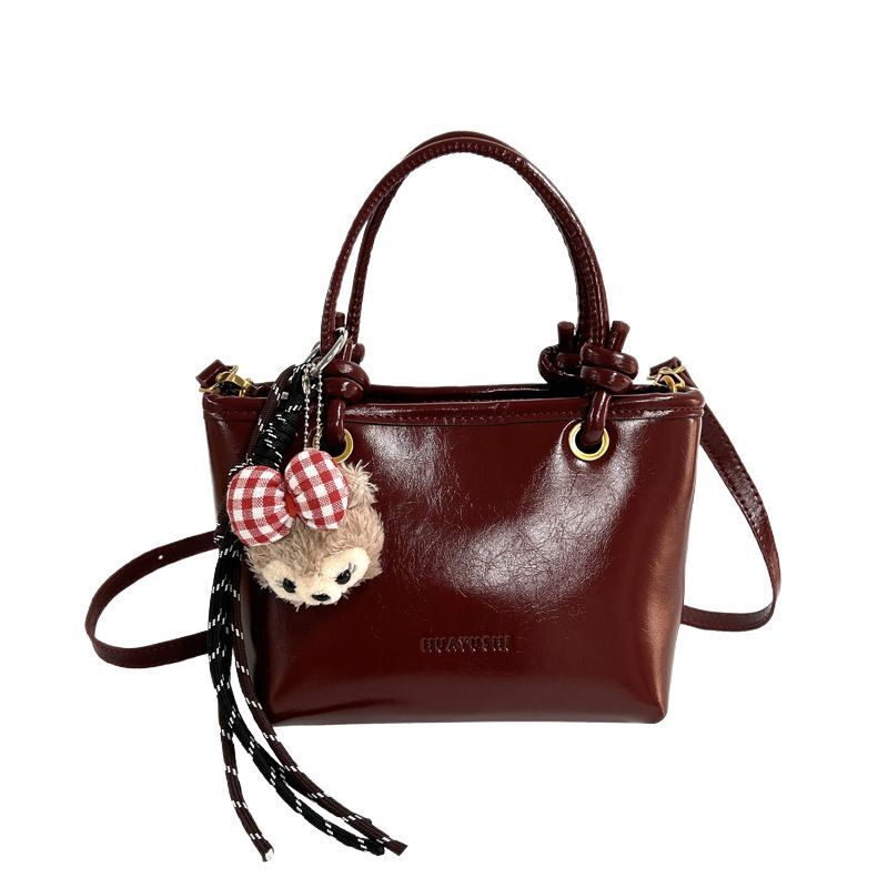 2025 new oil wax leather shoulder fashionable commuting small square bag designer niche Western style crossbody bag retro high-end feel handbag casual