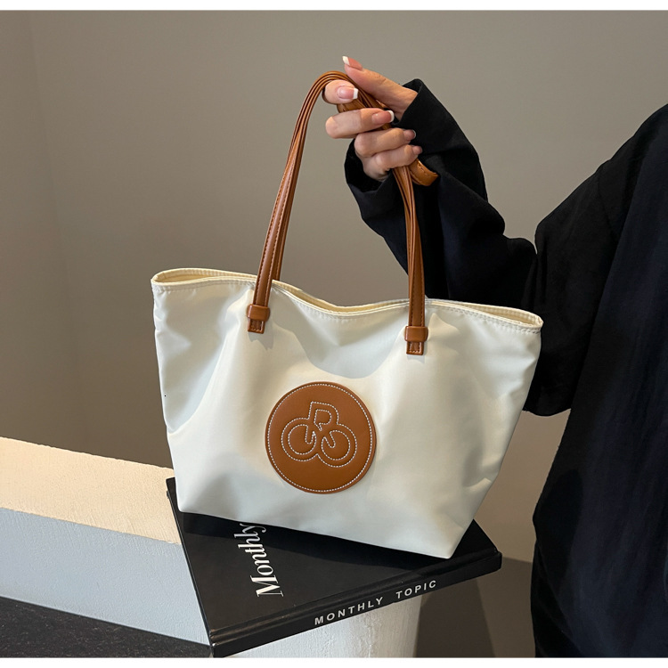 Handheld contrasting crossbody bag for women in the summer of 2025, new Korean Instagram trendy Oxford cloth shoulder bag, niche fashion