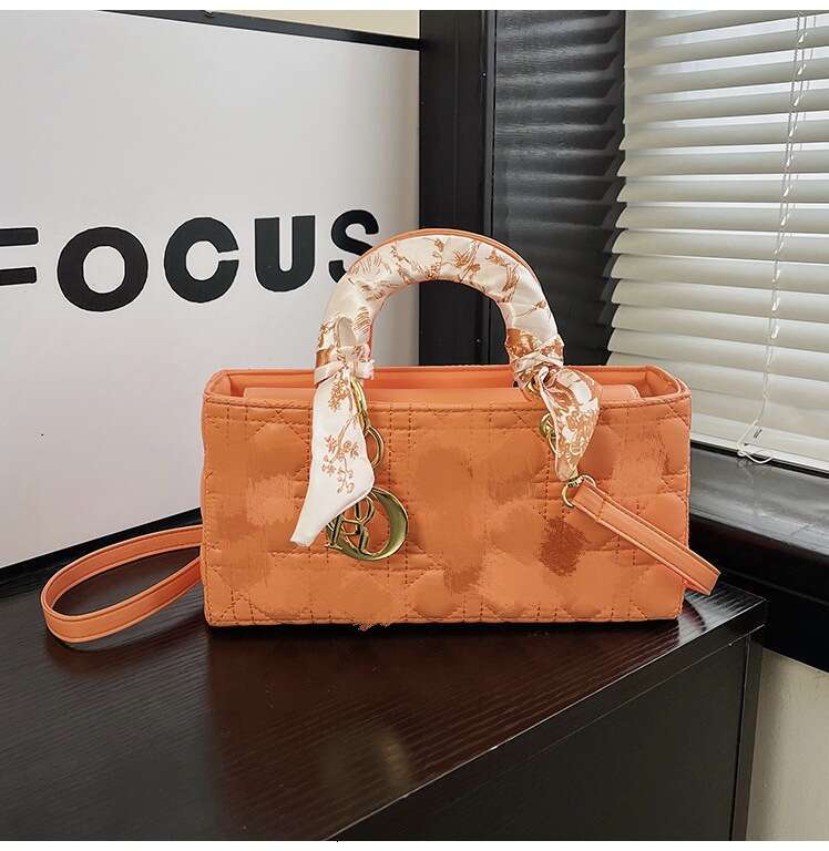 Classic Embroidered Diamond Grid Handbag, High-End Texture, Fashionable And Stylish Single Shoulder Bag, Versatile Crossbody Women's Bag