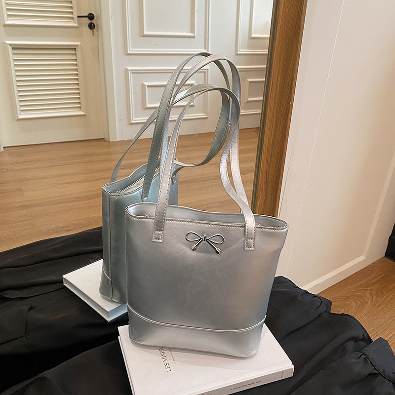 Small Niche Design Fashionable And Versatile Large Capacity New College Student Class Shoulder Bag New Free Delivery Designer Bag Commuting Luxury Bag