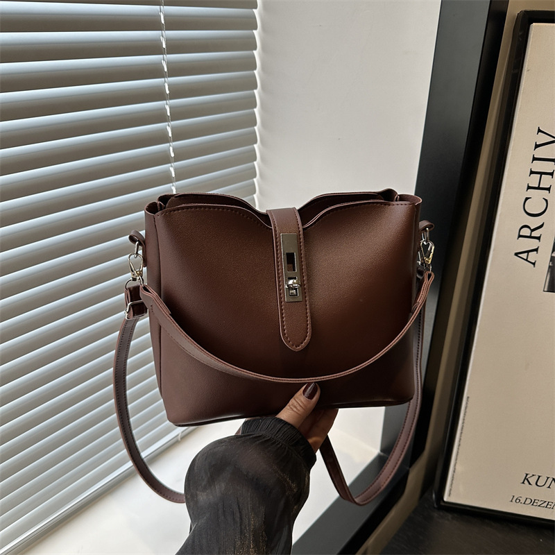 Free Delivery Designer Bag Large Capacity Bucket 2025 Fashionable And Versatile Single Crossbody Soft Leather Premium Wide Shoulder Strap Underarm Bag