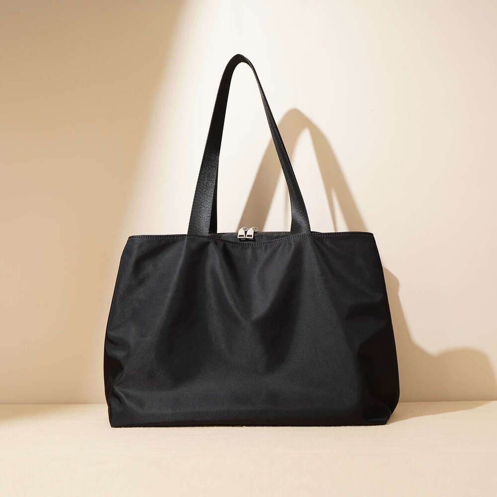 Unisex Minimalist High-End Lightweight Nylon Travel Handbag That Is Versatile Fashionable Large Capacity Multi Compartment Shoulder Bag