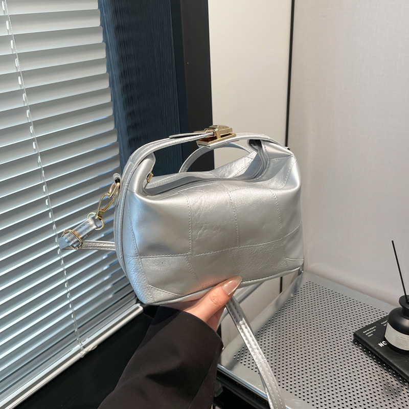 2025 Leisure Bucket Fashionable And Personalized New Free Delivery Designer Bag Trend Large Capacity Underarm Summer Simple Luxury Bag Crossbody Bag