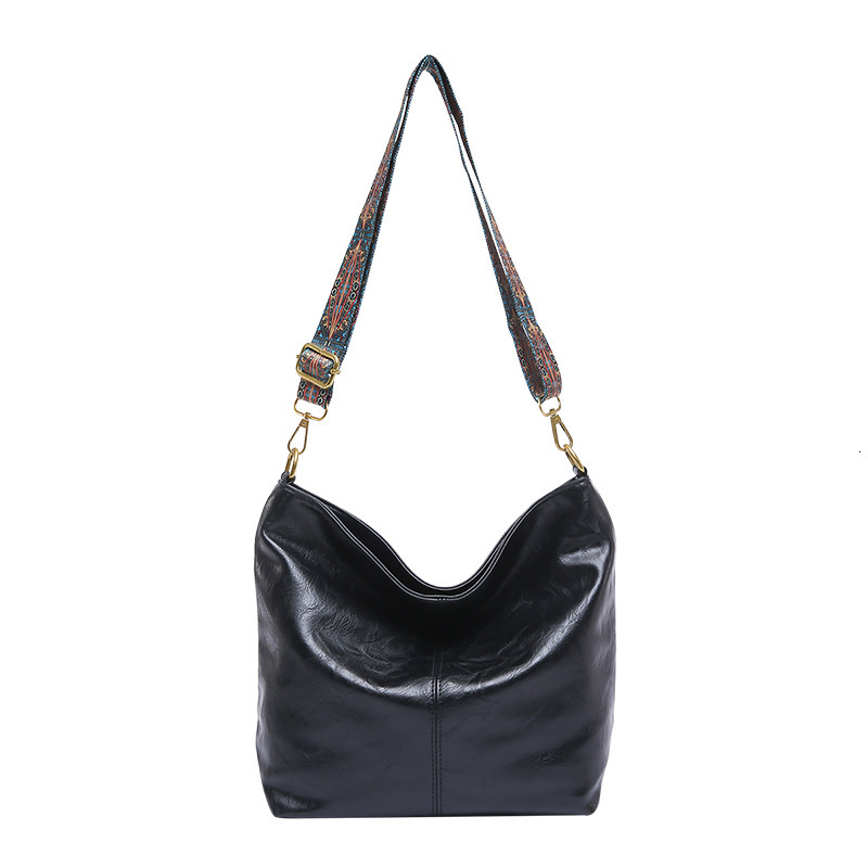Free Delivery Designer Bag Fashionable Simple Casual Commuting Large Capacity Trend 2025 Winter New Woven Belt Single Shoulder Bucket Women's Lux