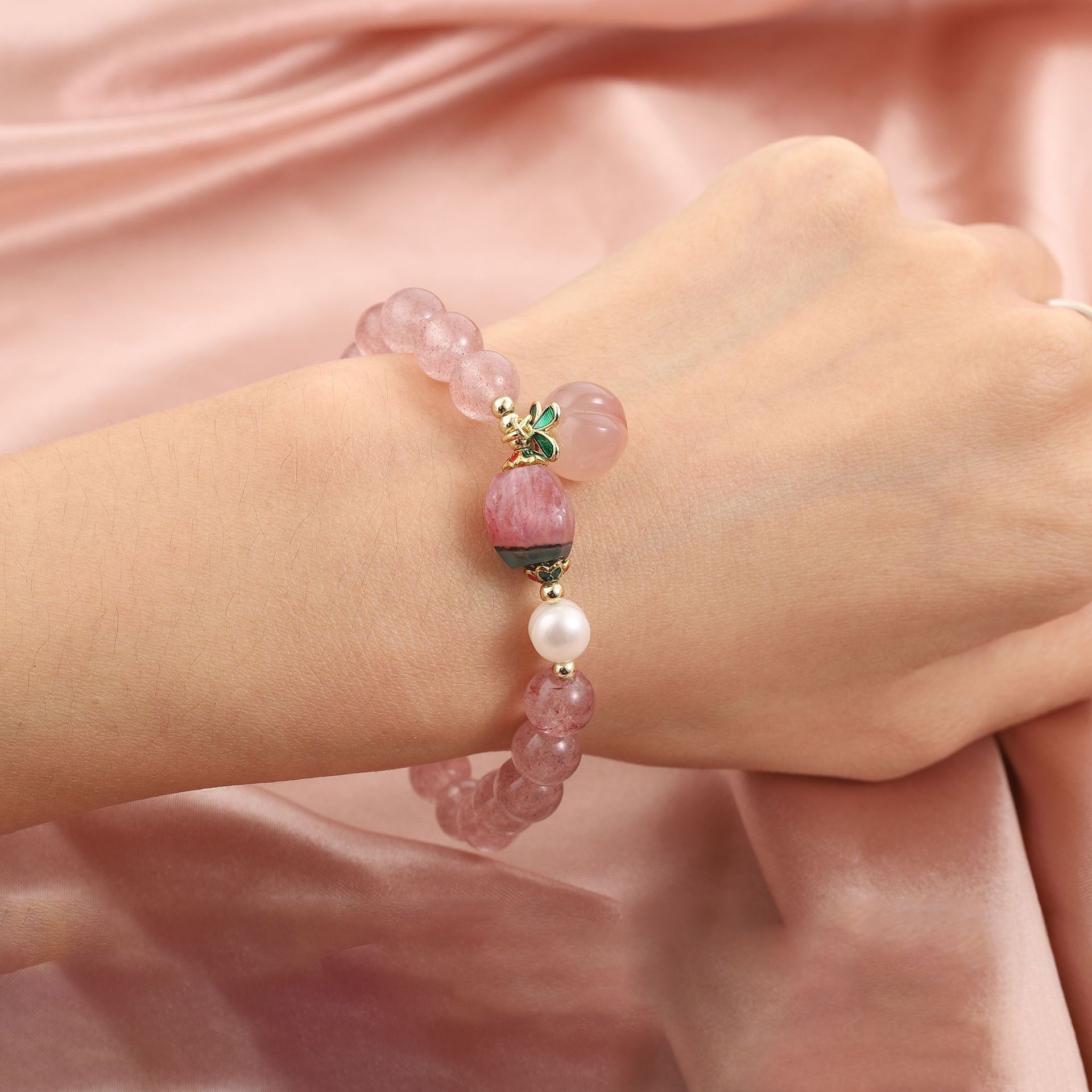 Korean version of fresh bead bracelet, cute and fashionable for girls, simple strawberry crystal best friend bracelet