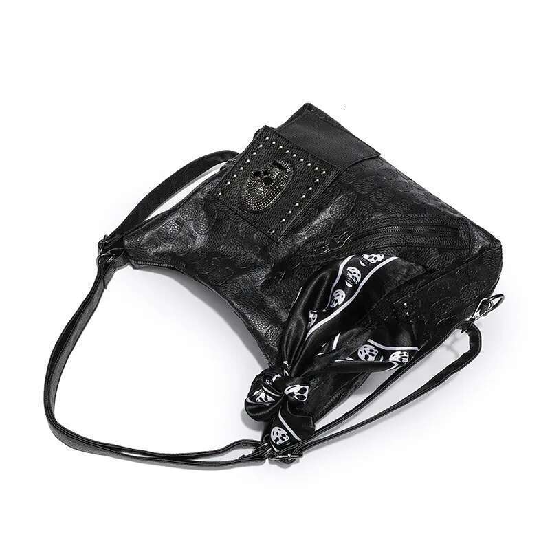 Y2k Aesthetic Trendy Casual Tote Bags Vintage All Match Women High-Capacity Handbags Fashion Rivet Skull Shoulder Underarm Bag
