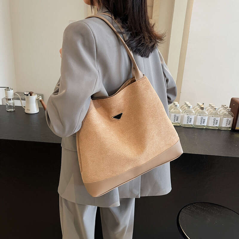 New retro shoulder women's Korean version, tote large capacity bag, veet leather handbag, color blocked, 2025 new style, unique and elegant tempe