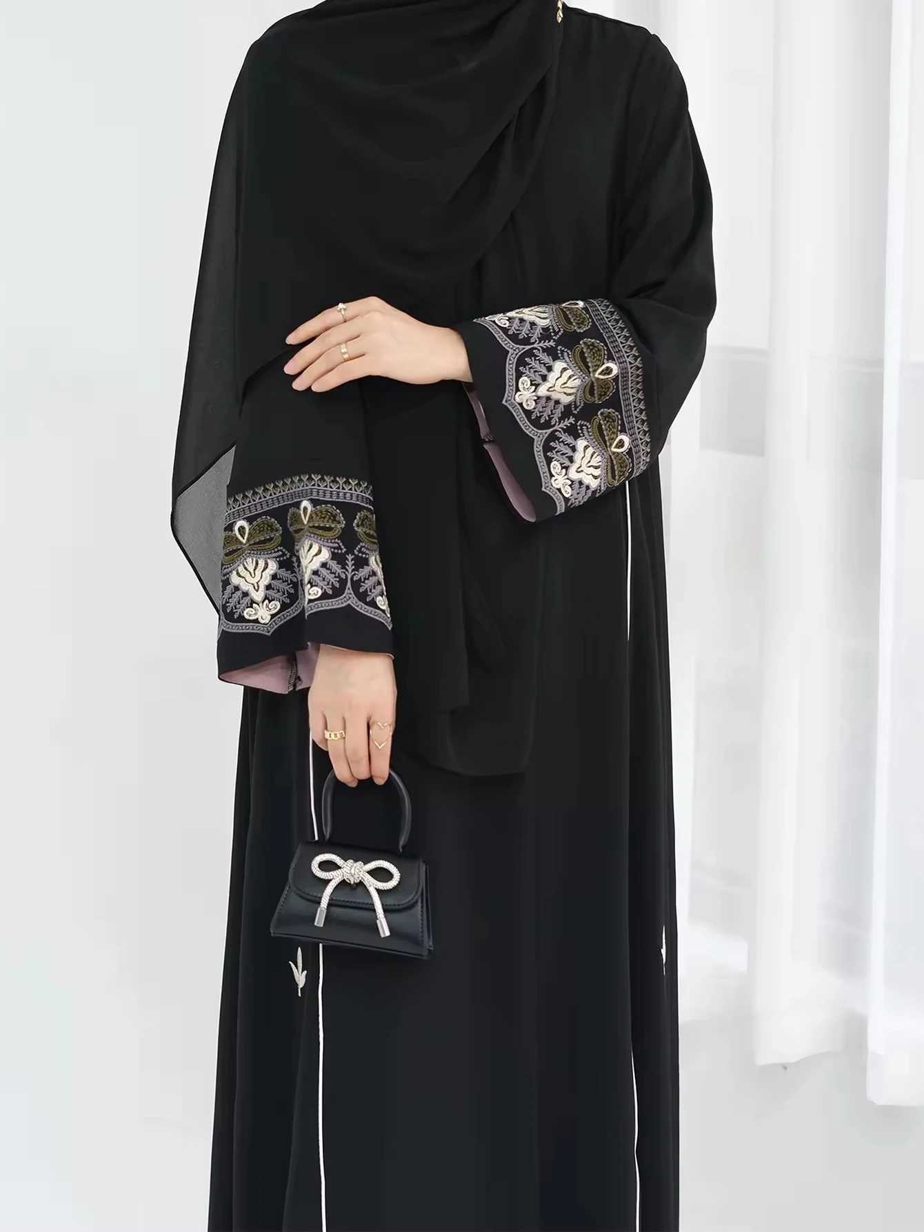 Middle East Style Muslim Kaftan Black Fabric Embroidered Slve Design White Line Accents for Gulf Region Modest Fashion Events X250514