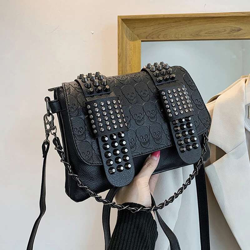 Vintage Skull Rivet Shoulder Women PU Leather Black Crossbody Designer Flap Messenger Bag New Fashion Lady Handbag Bolso