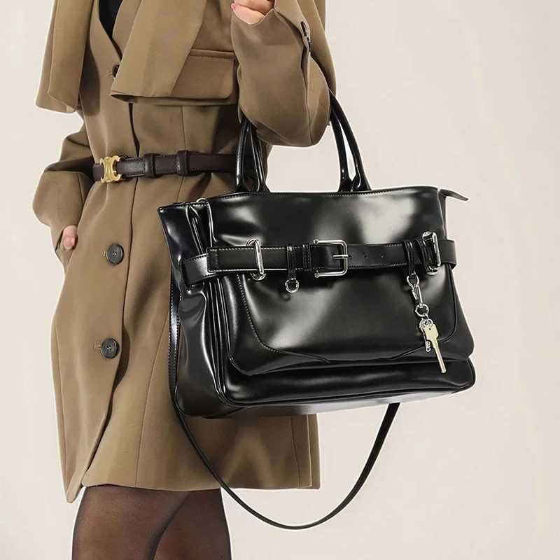 New and neutral lazy style large capacity tote bag luxury designer PU leather cmuter bucket off-road bag and shopper wallet Z250514